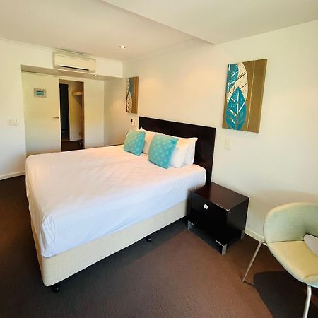 At Marina Shores Airlie Beach Exterior foto A bedroom at the hotel