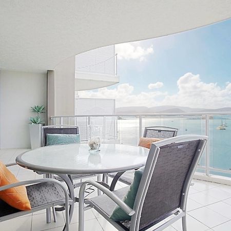 At Marina Shores Airlie Beach Exterior foto A balcony