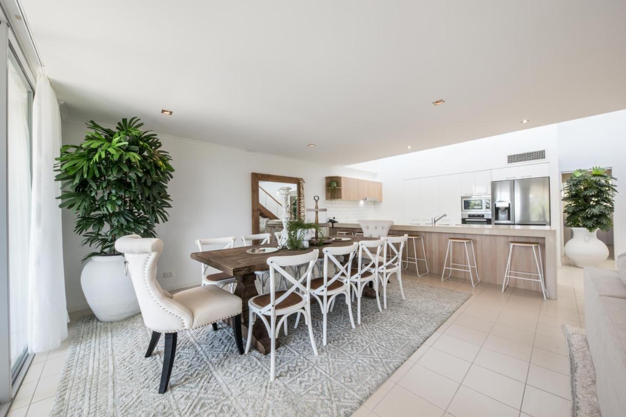 At Marina Shores Airlie Beach Exterior foto A staged dining room