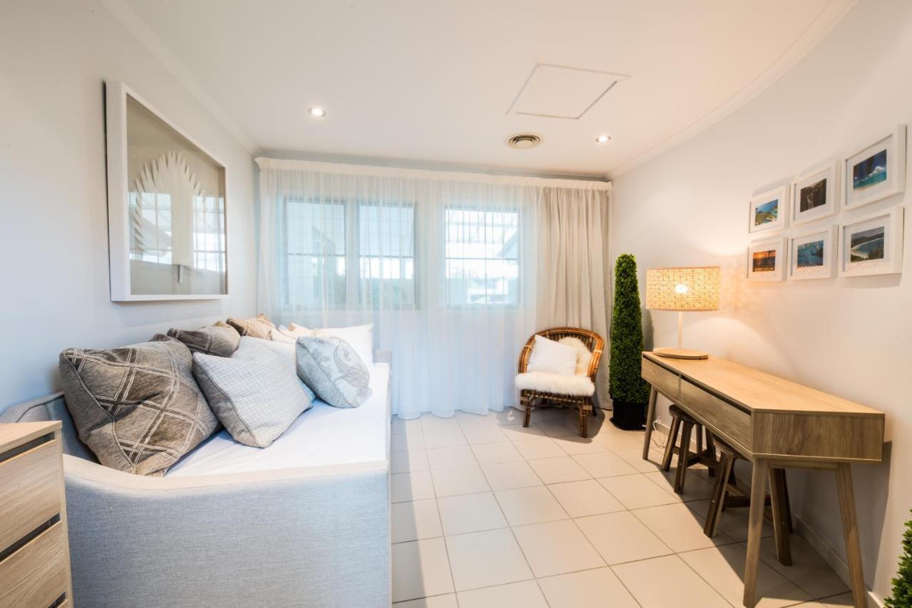 At Marina Shores Airlie Beach Exterior foto A living room in a typical apartment at The Standard East Village