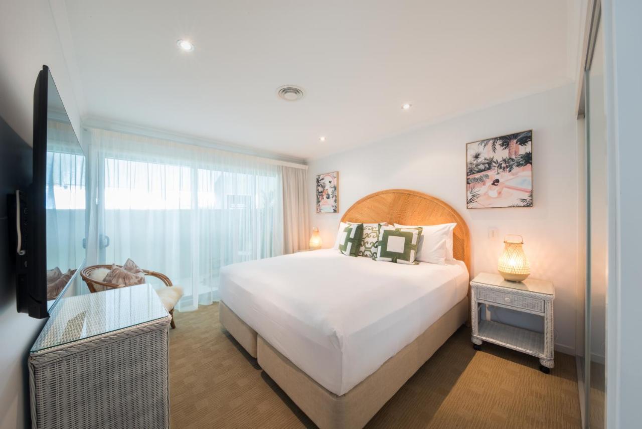 At Marina Shores Airlie Beach Exterior foto A bedroom at the hotel