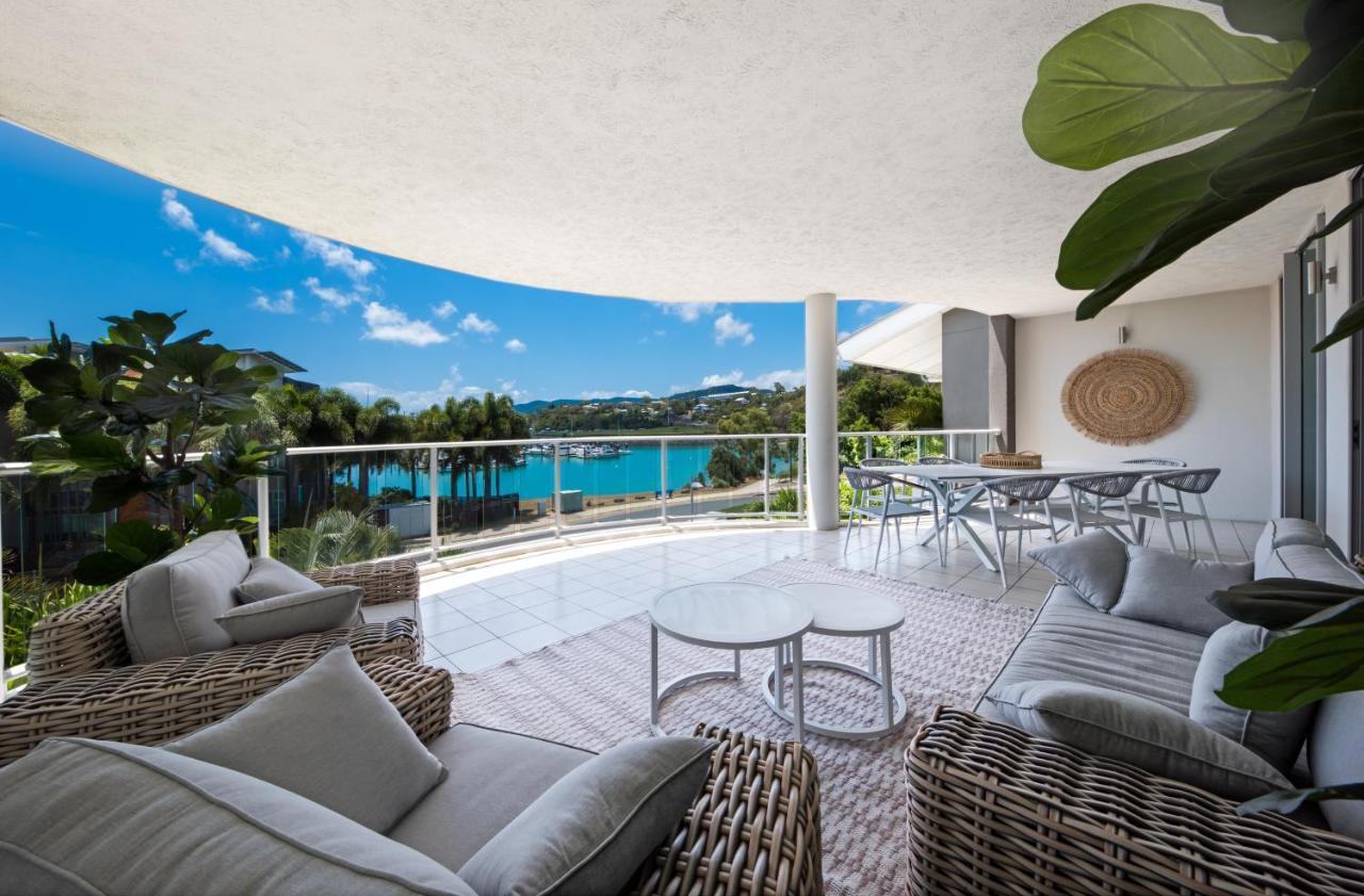 At Marina Shores Airlie Beach Exterior foto The view from the balcony of a penthouse apartment at the resort