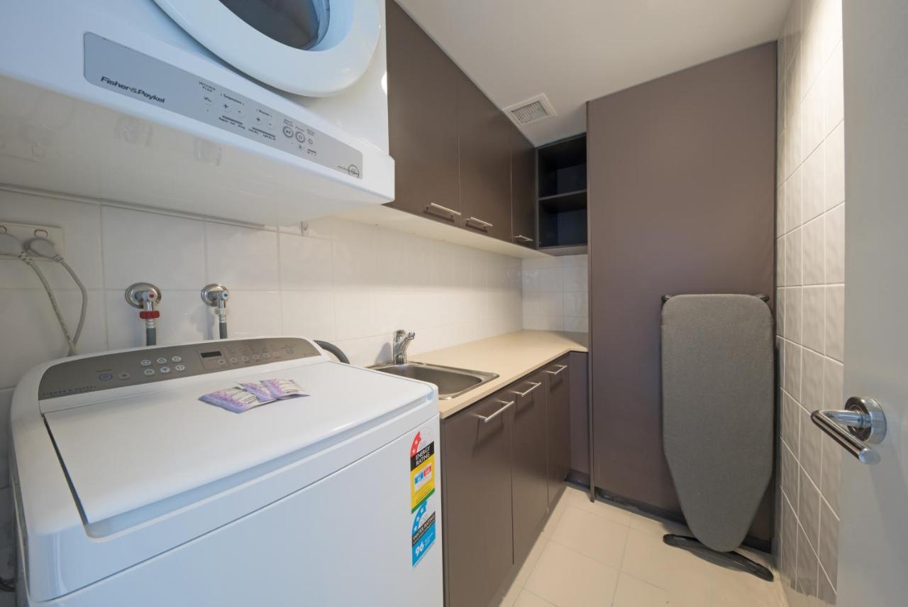 At Marina Shores Airlie Beach Exterior foto Laundry room