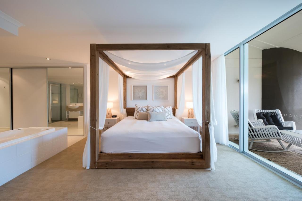 At Marina Shores Airlie Beach Exterior foto A bedroom at the W Hotel, South Beach, Miami