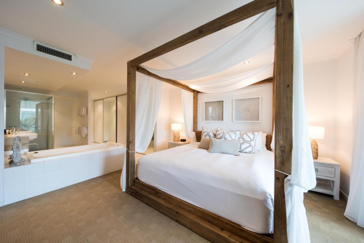 At Marina Shores Airlie Beach Exterior foto A four-poster bed