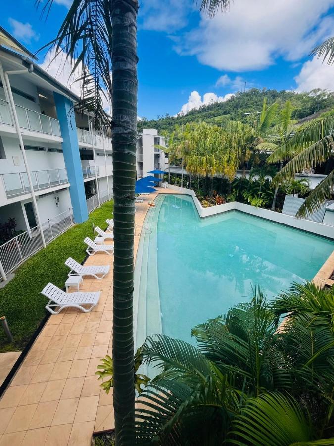 At Marina Shores Airlie Beach Exterior foto The pool at the hotel