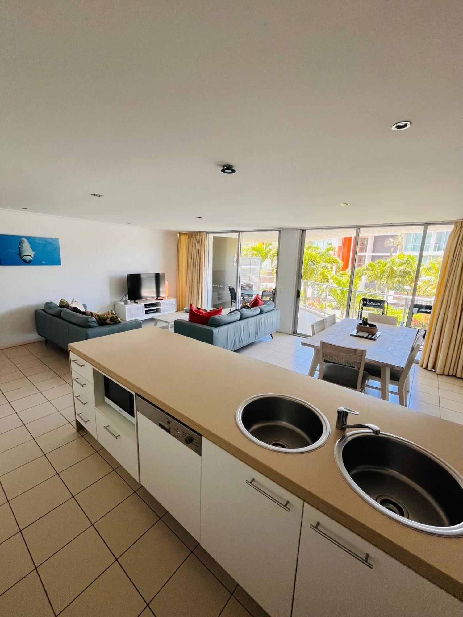 At Marina Shores Airlie Beach Exterior foto A typical apartment interior