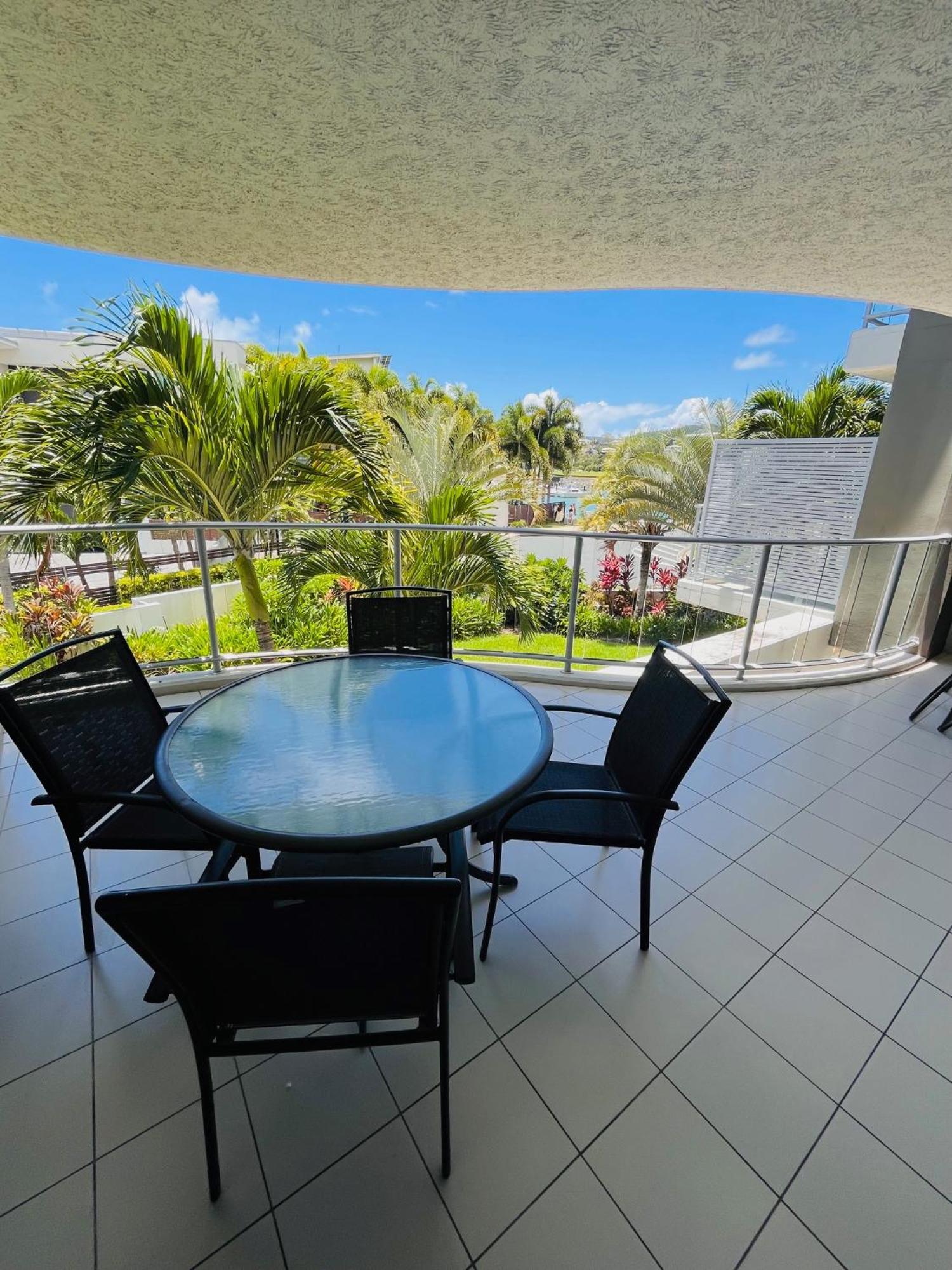 At Marina Shores Airlie Beach Exterior foto A balcony at the Sheraton Resort