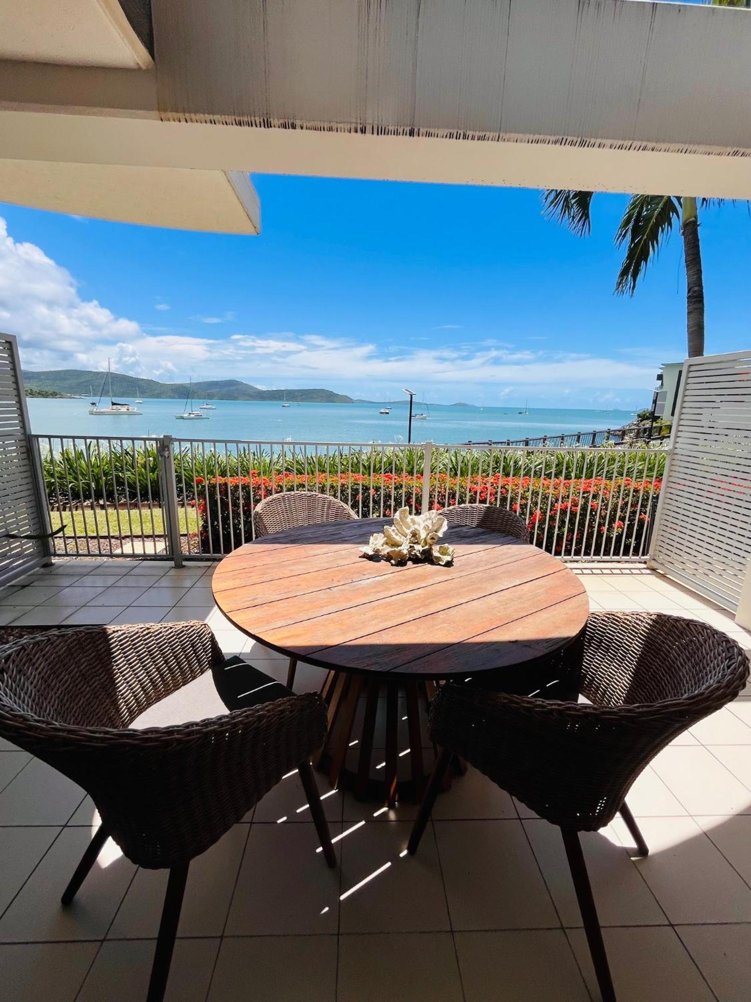 At Marina Shores Airlie Beach Exterior foto View from the balcony of a suite at the resort