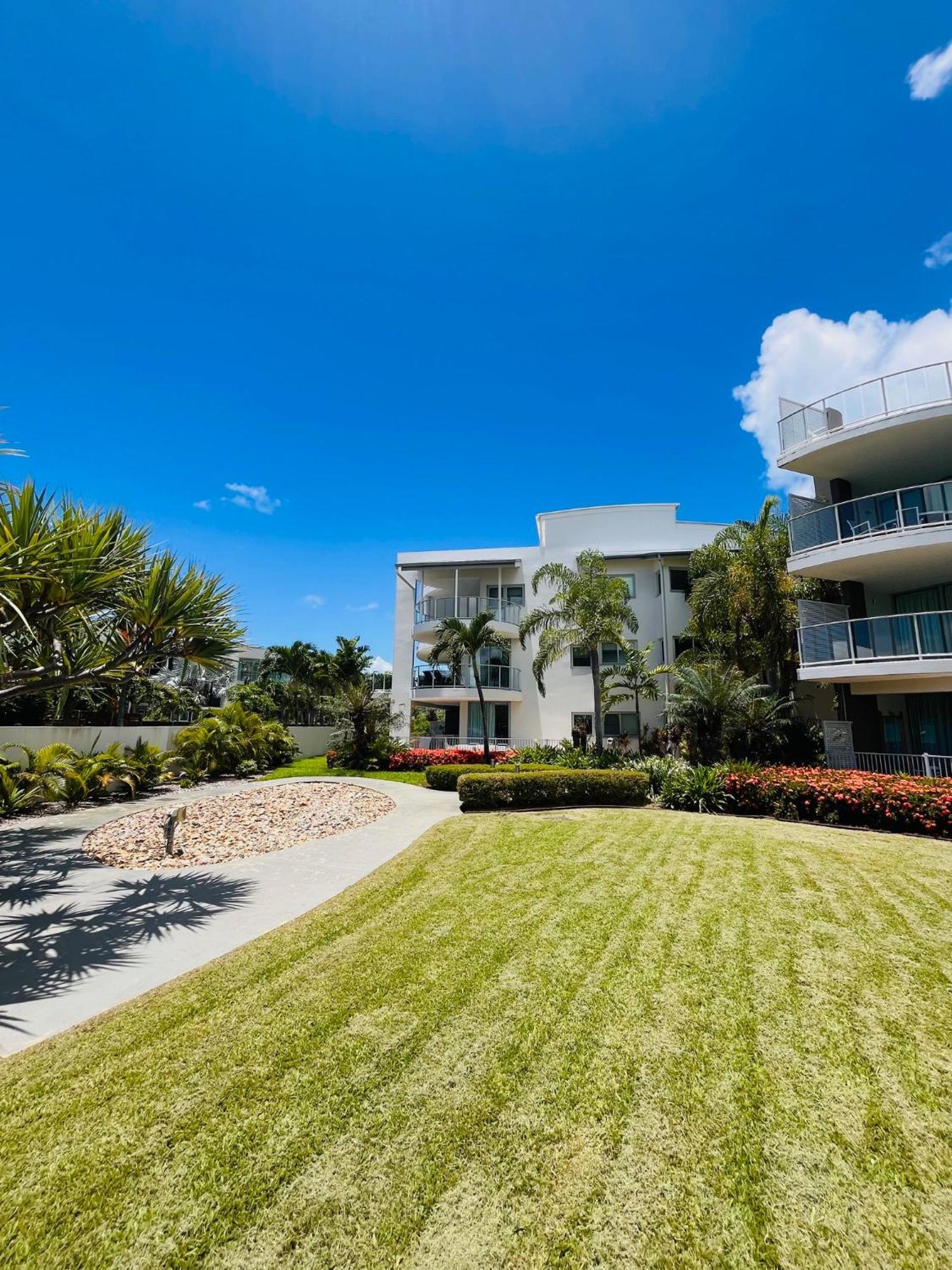 At Marina Shores Airlie Beach Exterior foto The grounds of the Ritz-Carlton, South Beach