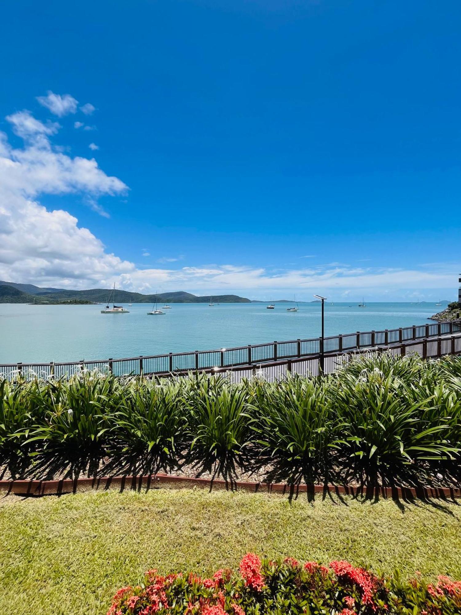 At Marina Shores Airlie Beach Exterior foto View of the bay from the Strand, 2019