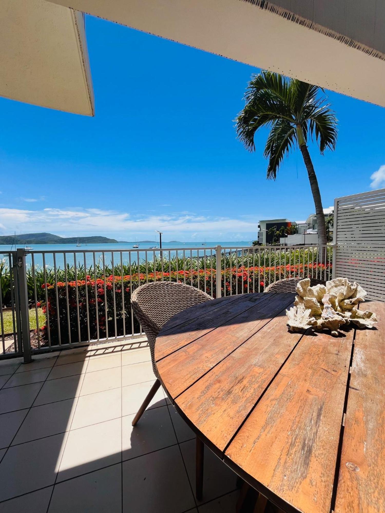 At Marina Shores Airlie Beach Exterior foto View of the bay from a house in the suburb of Scarborough