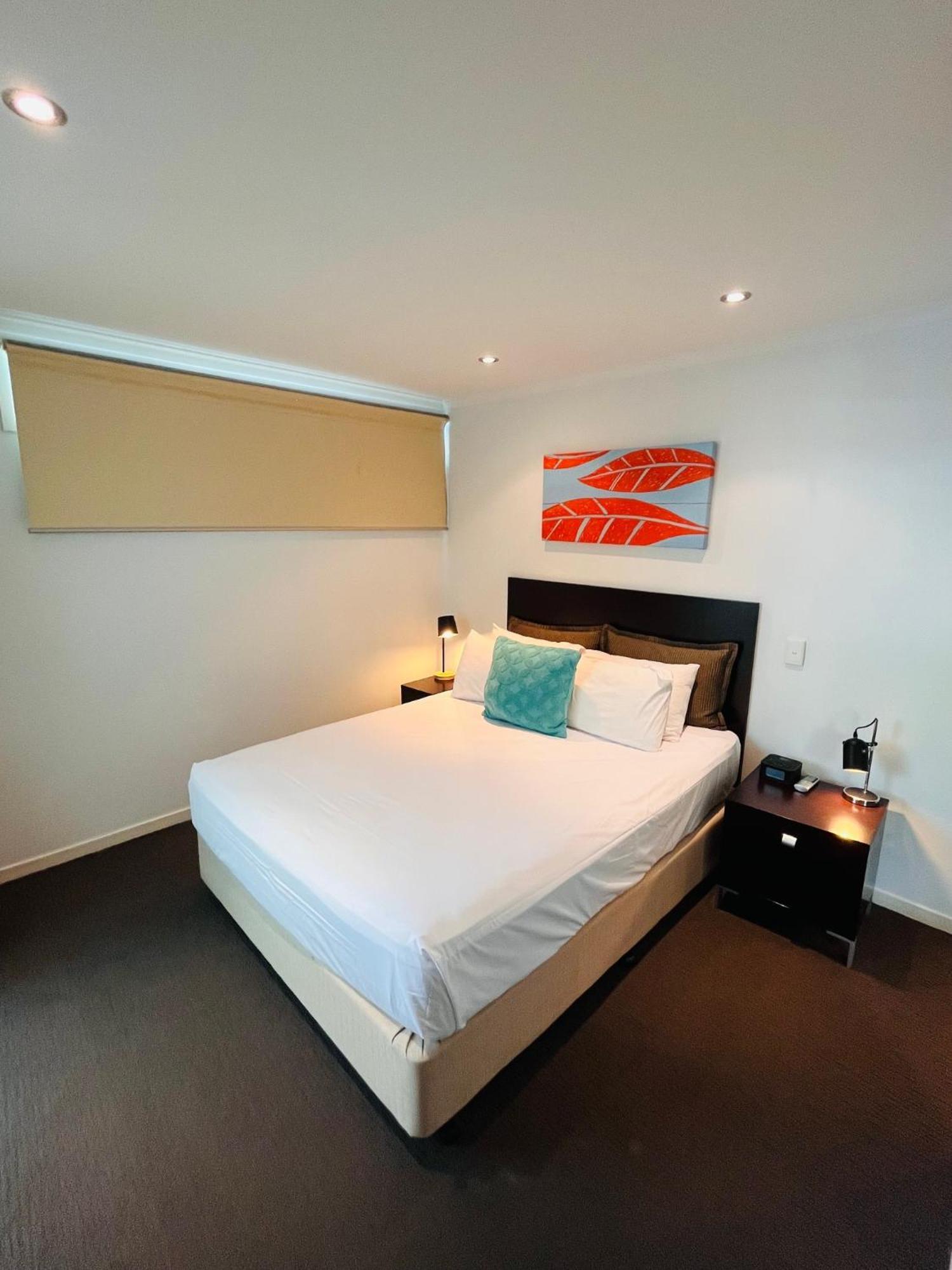 At Marina Shores Airlie Beach Exterior foto A bedroom at the Mantra on Lake