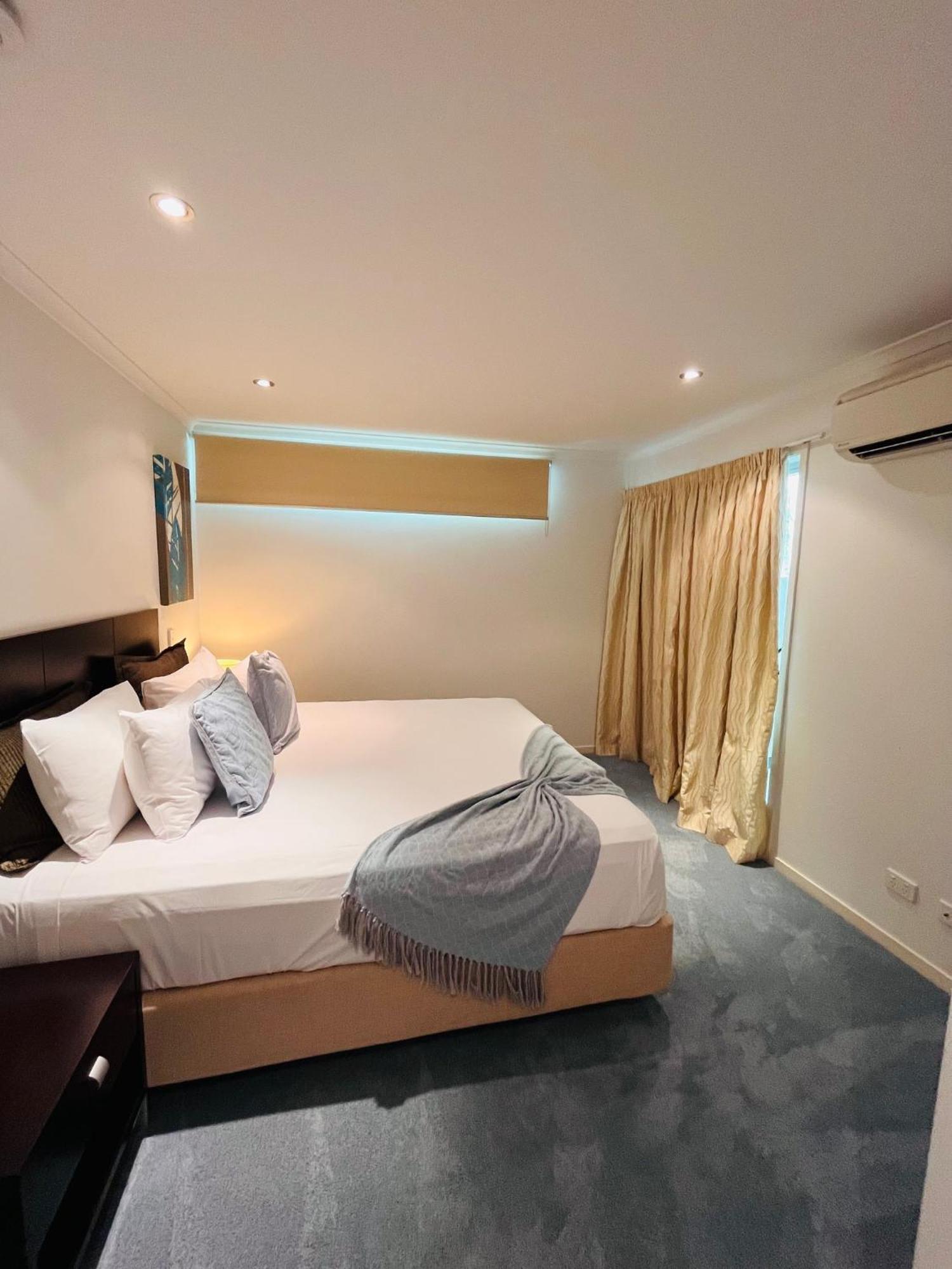 At Marina Shores Airlie Beach Exterior foto A bedroom at the hotel