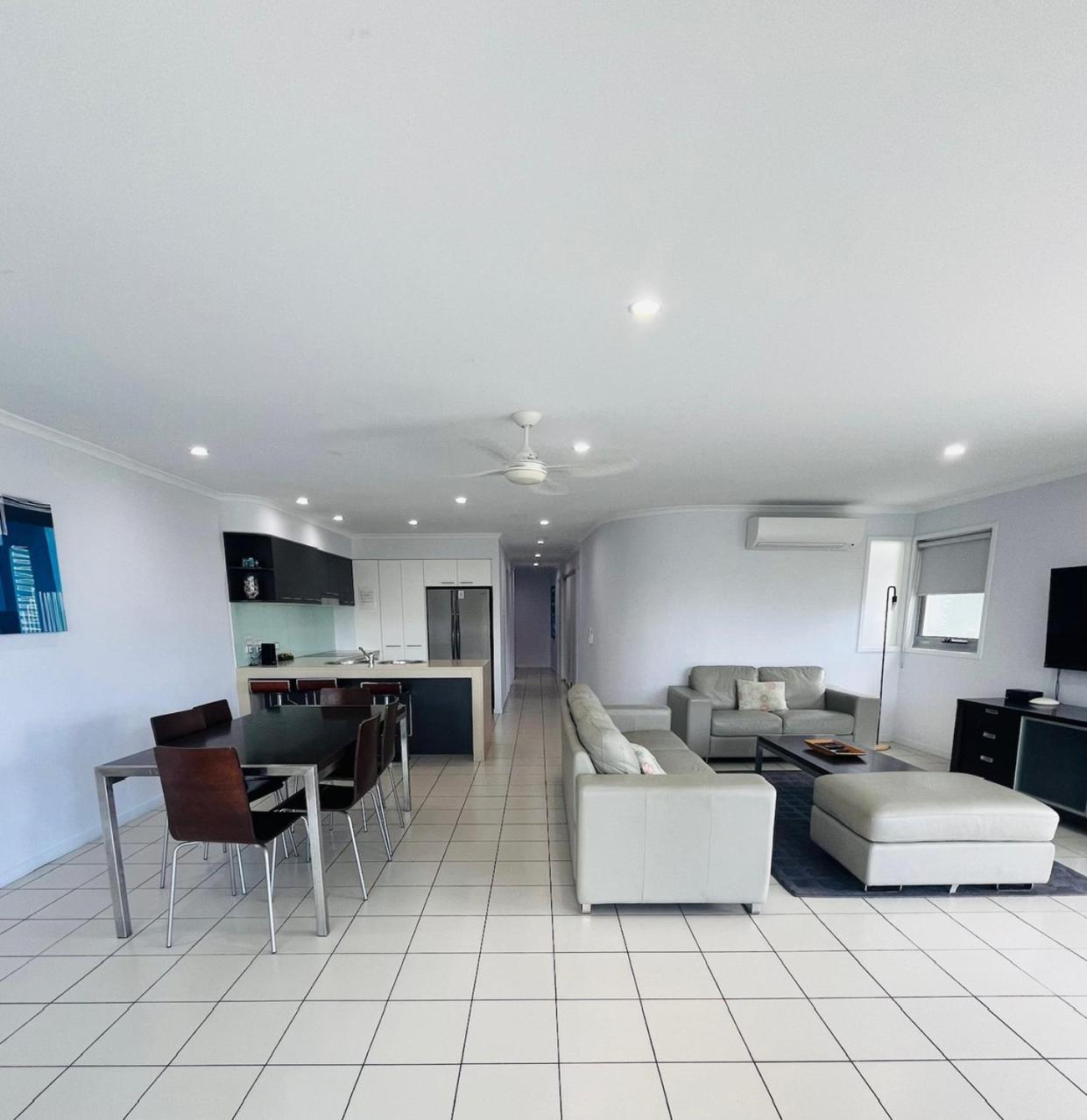 At Marina Shores Airlie Beach Exterior foto A typical apartment interior