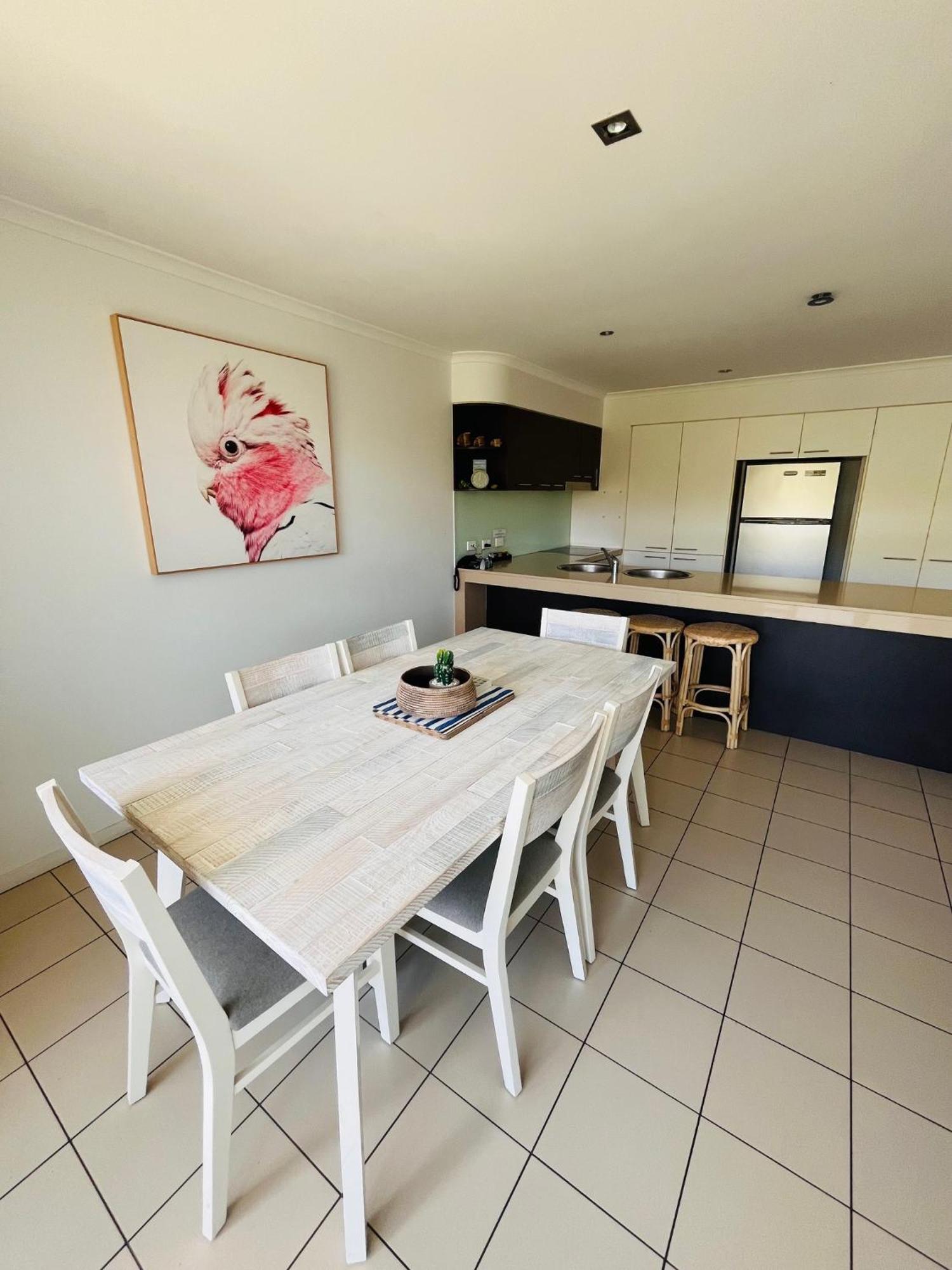 At Marina Shores Airlie Beach Exterior foto A kitchen and dining room