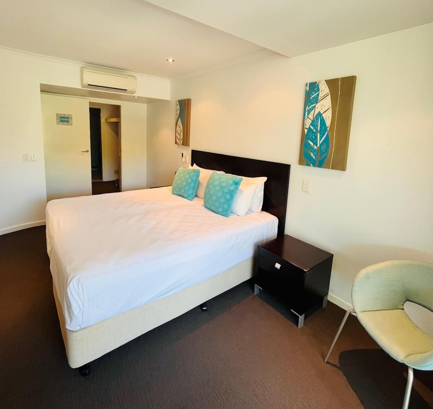 At Marina Shores Airlie Beach Exterior foto A bedroom at the hotel