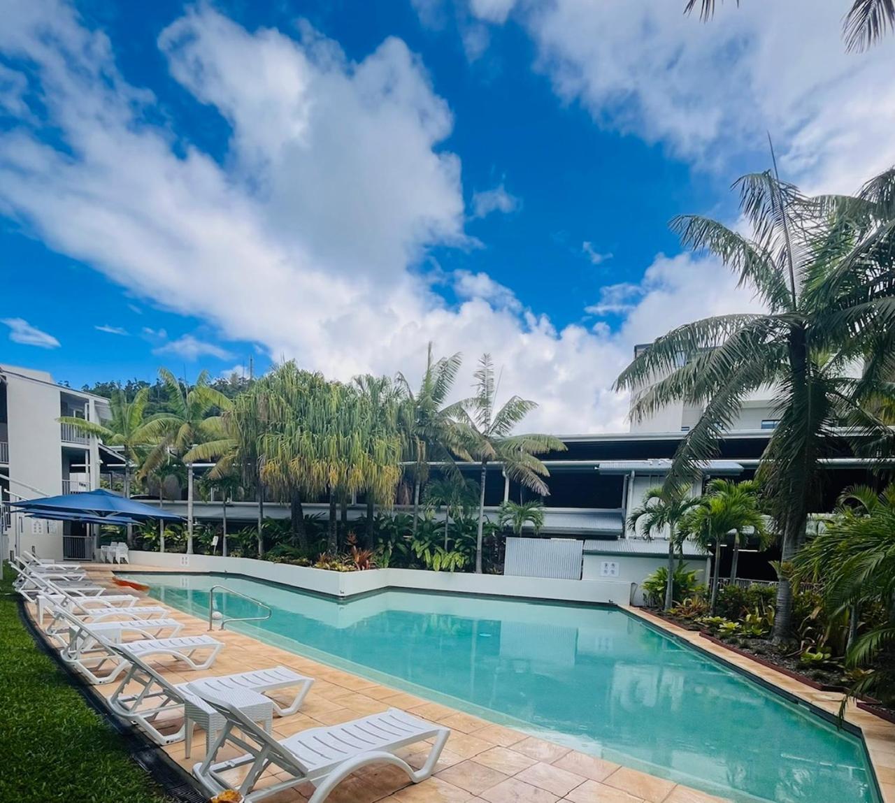 At Marina Shores Airlie Beach Exterior foto The pool at the Mantra on Saltwater Island
