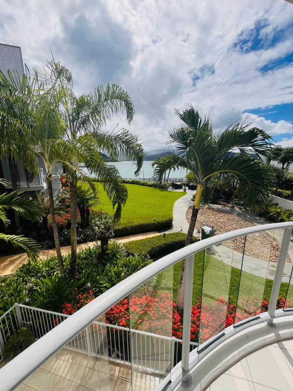 At Marina Shores Airlie Beach Exterior foto View of the beach from the hotel