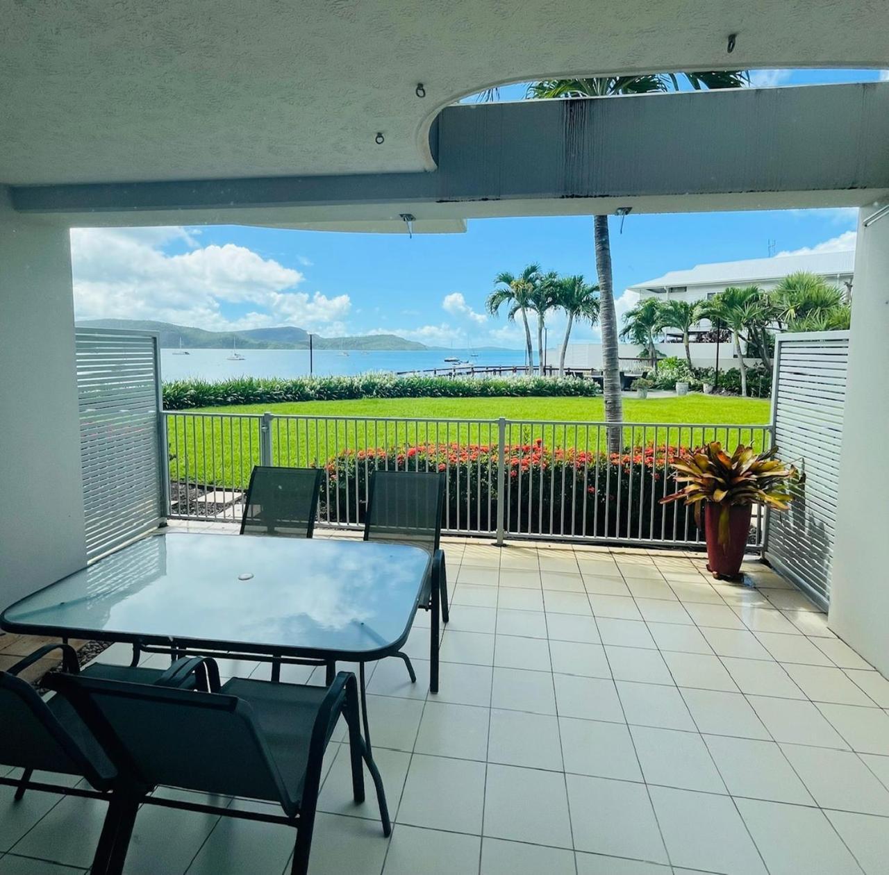 At Marina Shores Airlie Beach Exterior foto View from a balcony