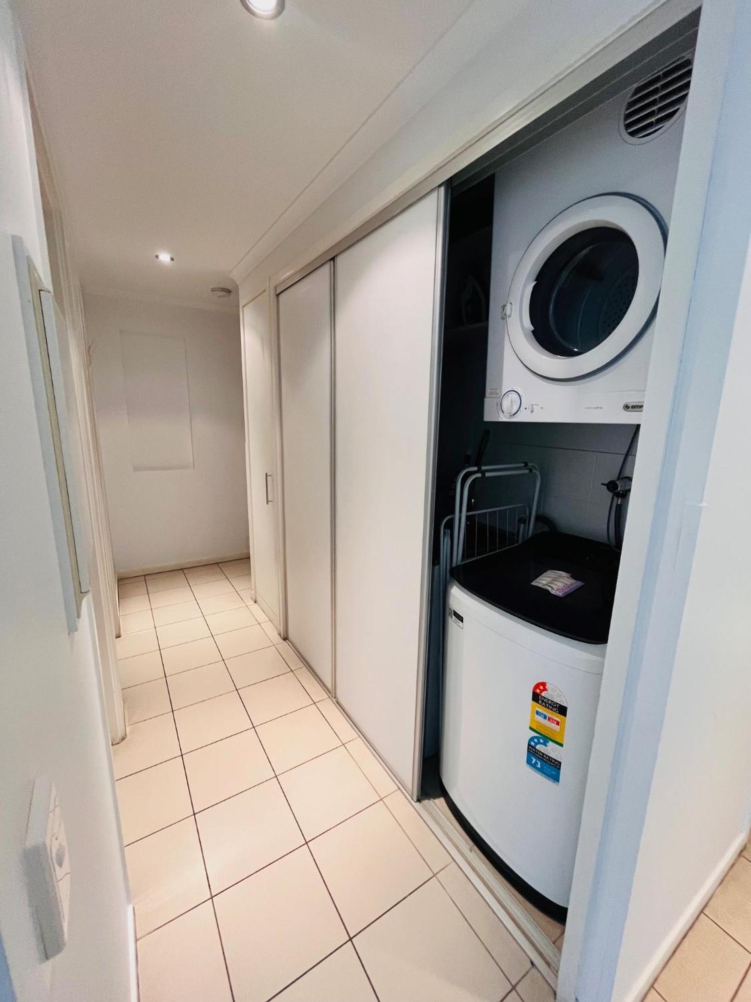 At Marina Shores Airlie Beach Exterior foto A laundry room in a residential apartment