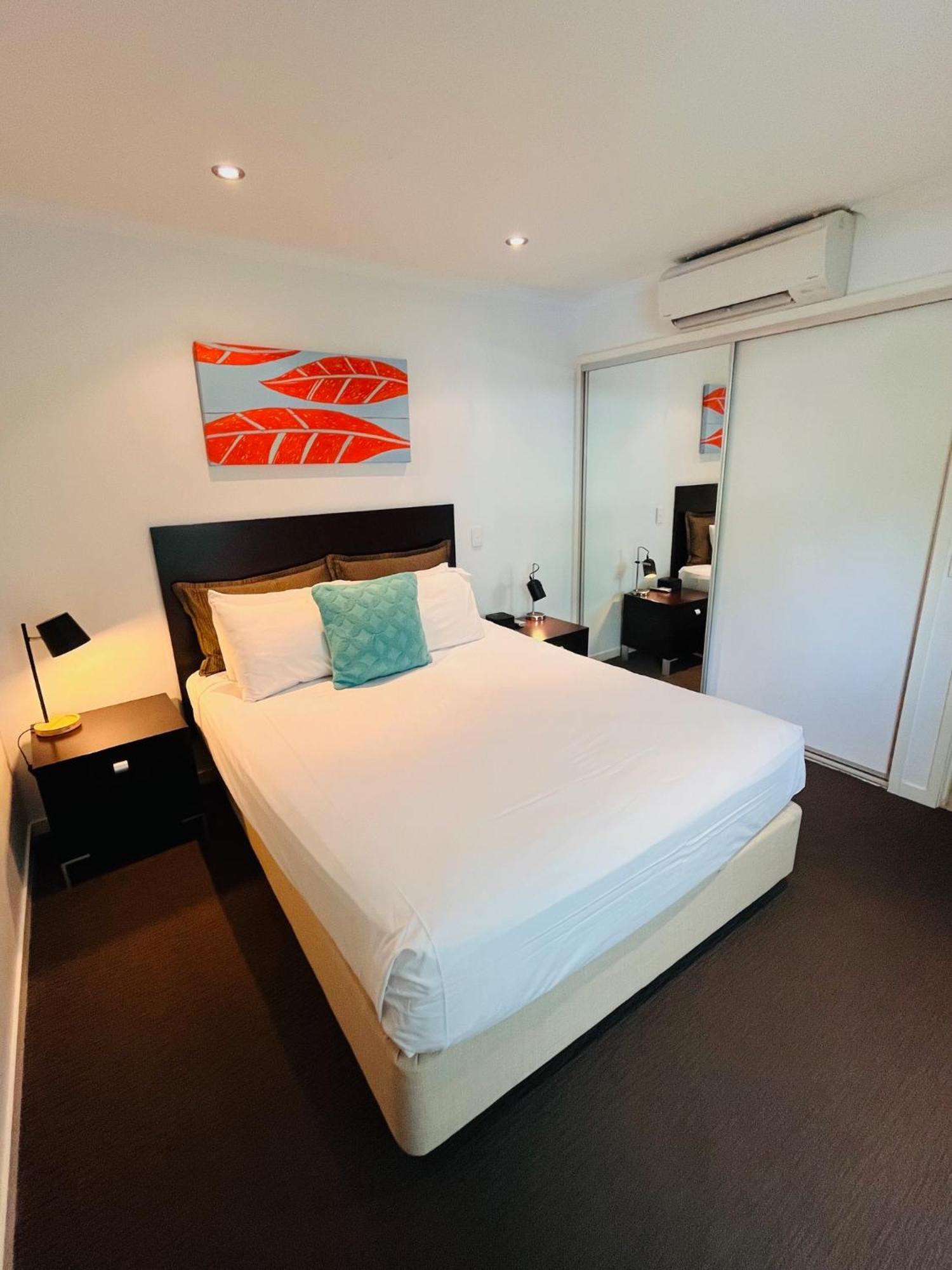 At Marina Shores Airlie Beach Exterior foto A bedroom at the hotel
