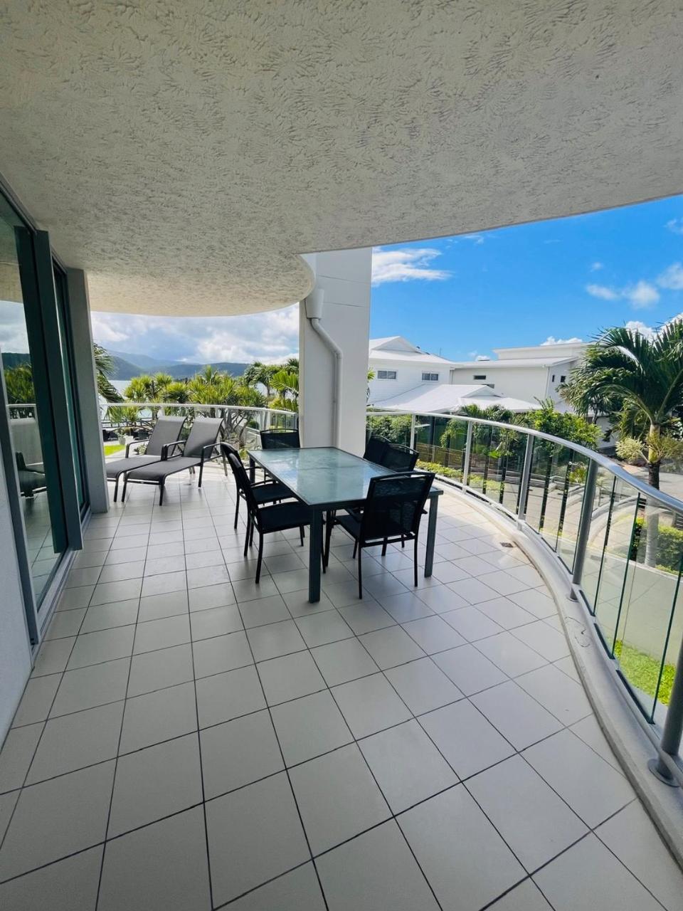 At Marina Shores Airlie Beach Exterior foto A balcony in a residential apartment