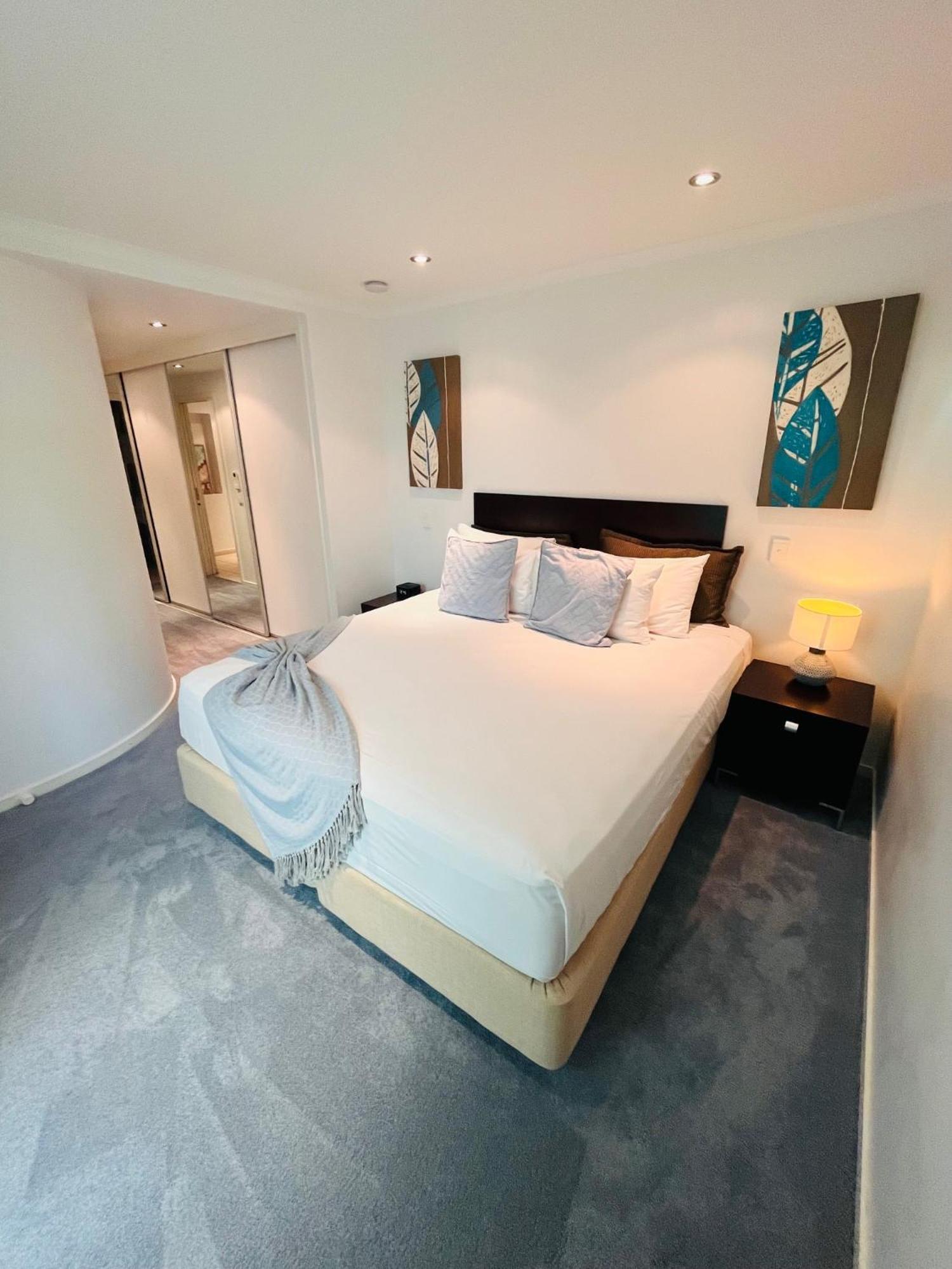 At Marina Shores Airlie Beach Exterior foto A bedroom at the hotel