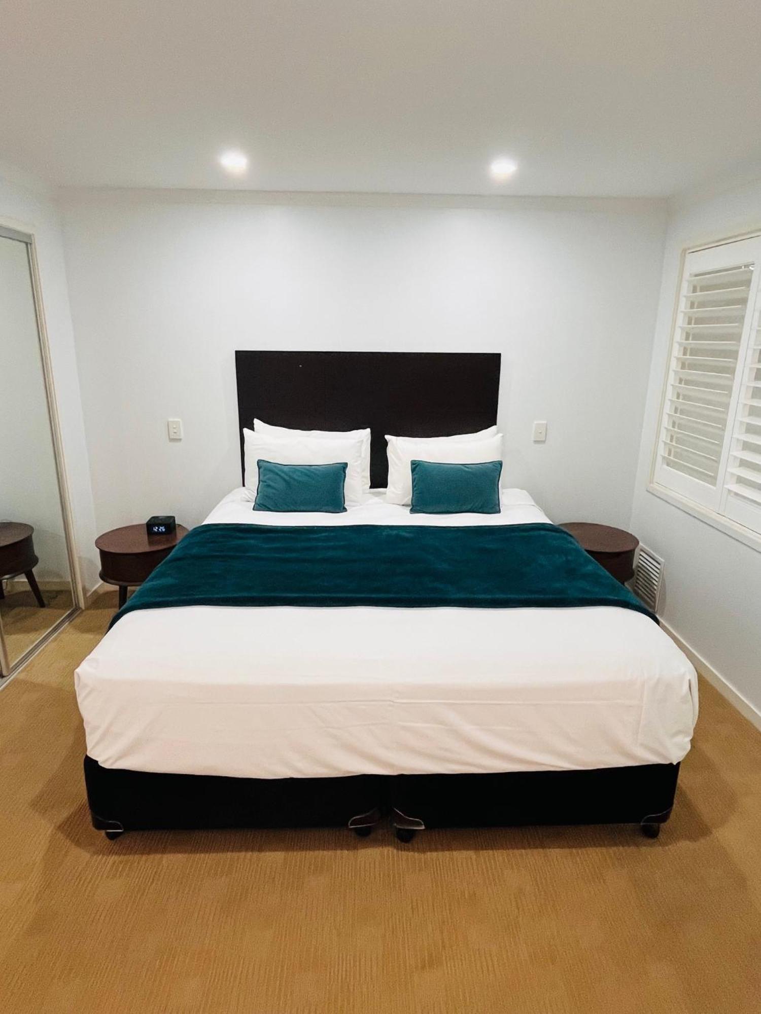 At Marina Shores Airlie Beach Exterior foto A bed with a bed runner