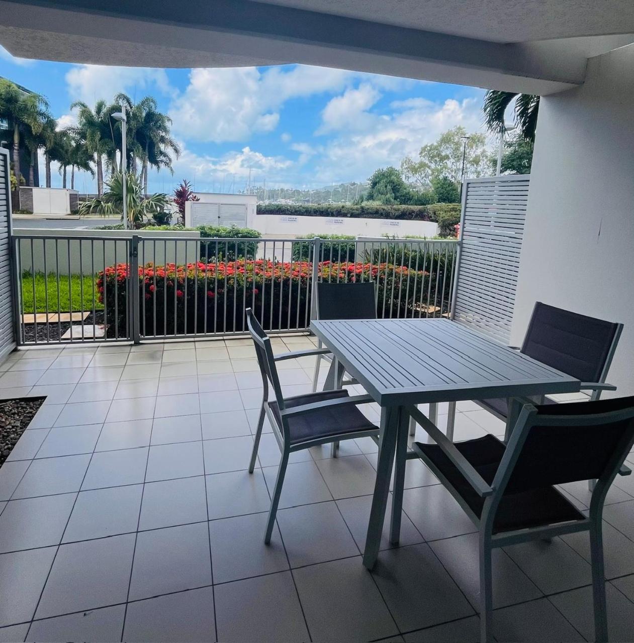 At Marina Shores Airlie Beach Exterior foto A balcony in a residential apartment