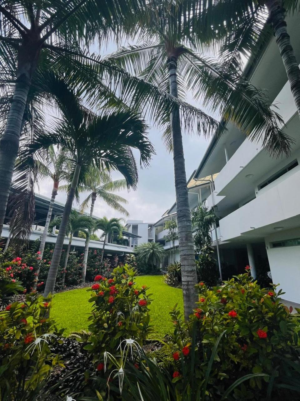 At Marina Shores Airlie Beach Exterior foto The courtyard at the Eden Roc
