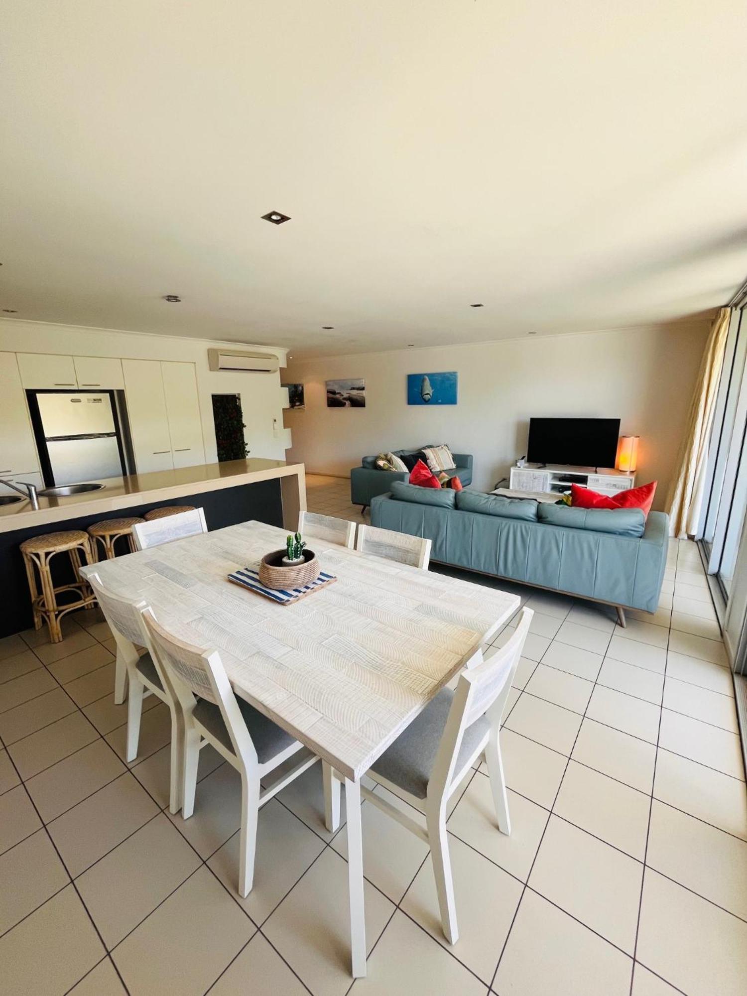 At Marina Shores Airlie Beach Exterior foto A typical apartment at the resort