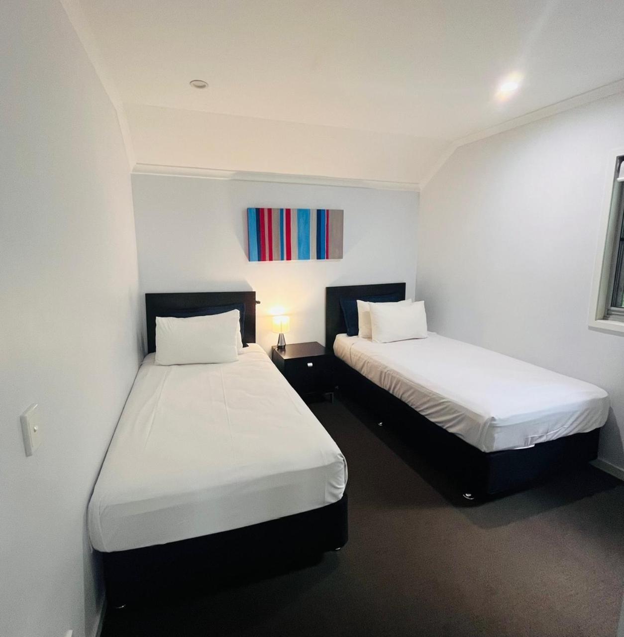 At Marina Shores Airlie Beach Exterior foto A bedroom at the hotel