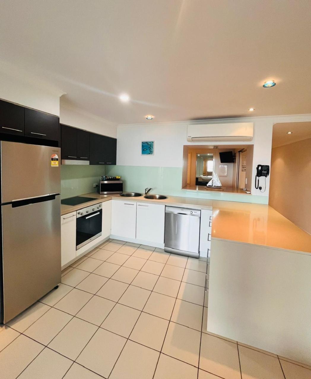 At Marina Shores Airlie Beach Exterior foto A modern Australian kitchen