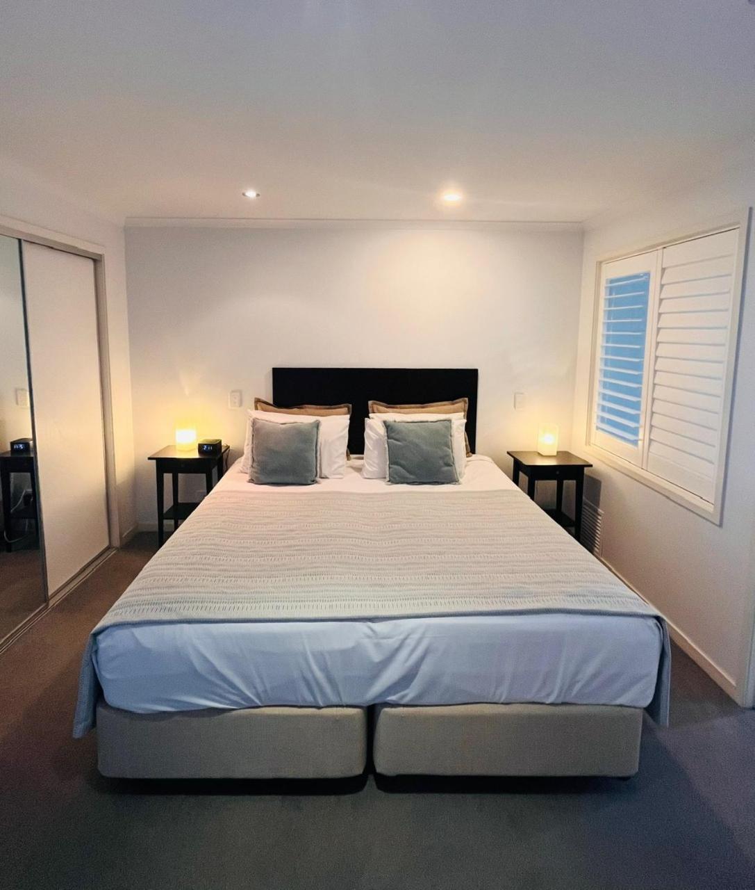 At Marina Shores Airlie Beach Exterior foto A bedroom in a typical apartment