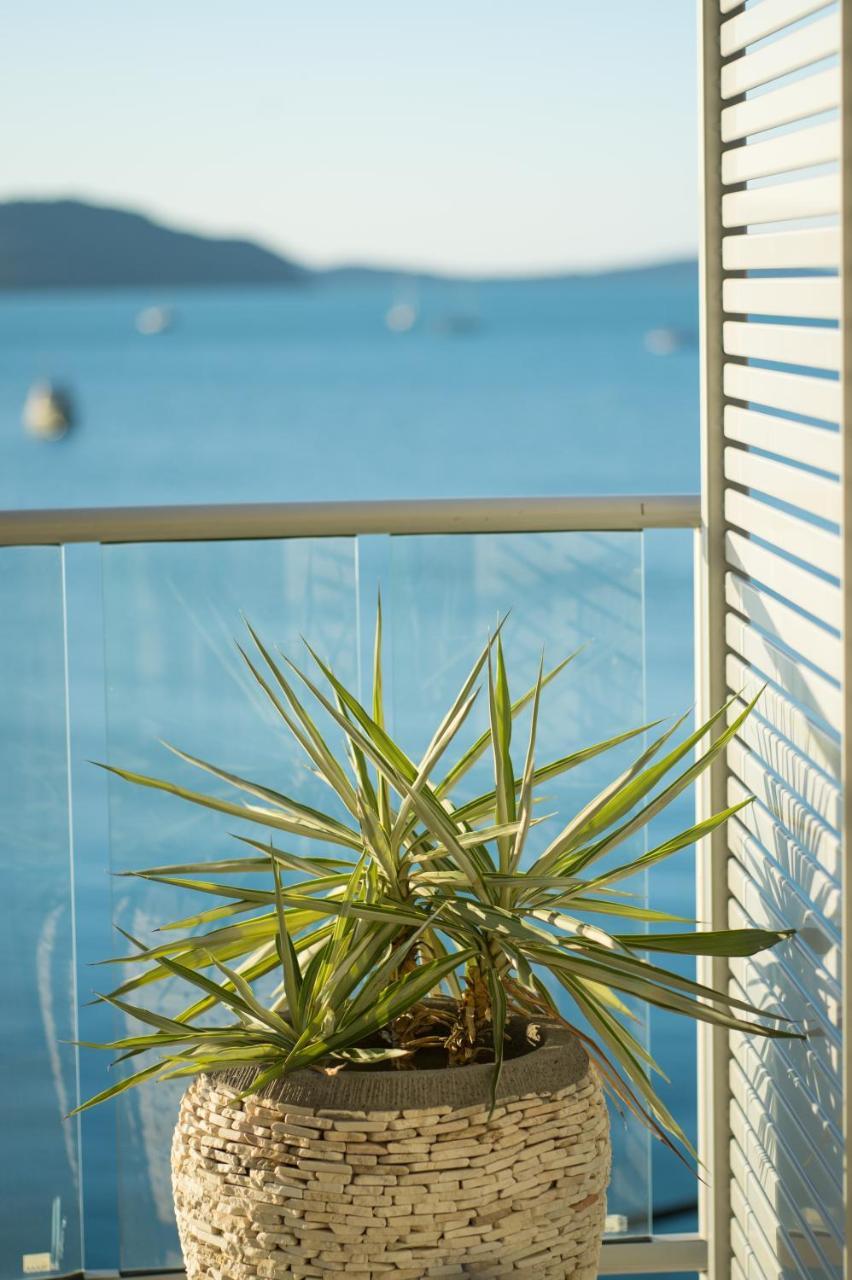 At Marina Shores Airlie Beach Exterior foto A glass balustrade