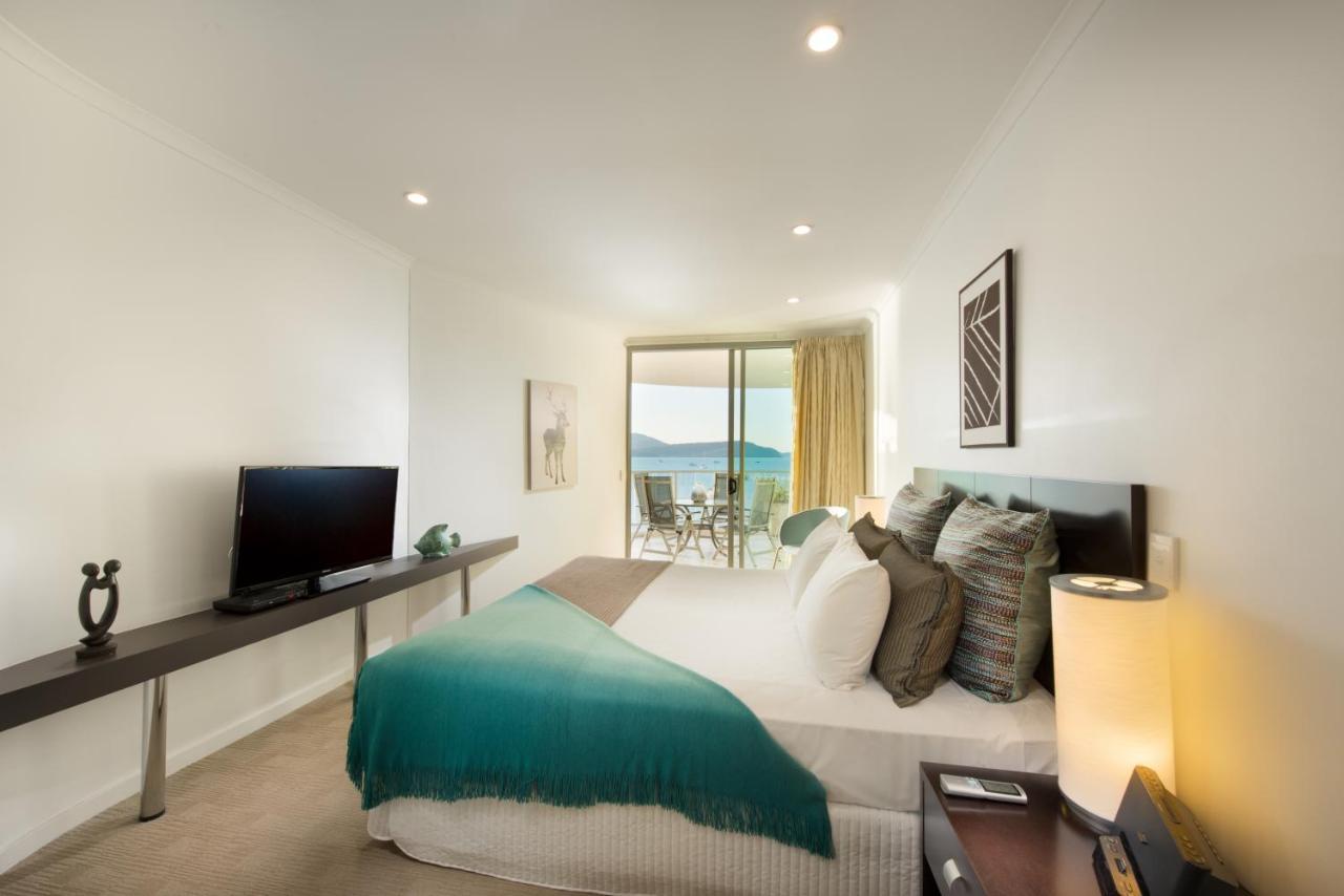 At Marina Shores Airlie Beach Exterior foto A bedroom at the Mantra on Saltwater Island